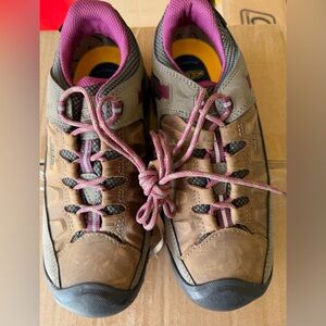 Keen women’s 7.5 hiking shoe low- WP- new no box